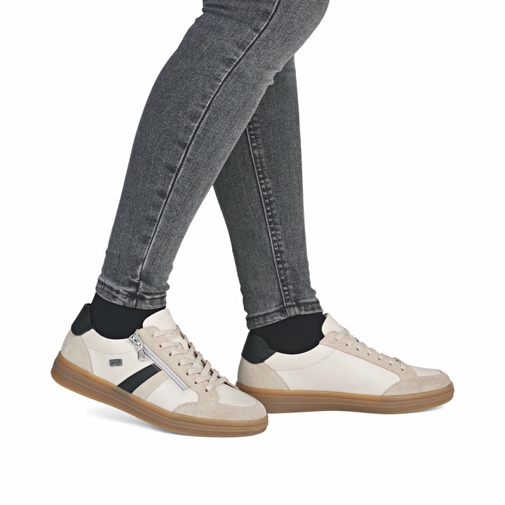 Beige remonte Damen Sneaker D2C04-62 mit wasserabweisender remonteTEX-Membran. Schuh am Fuß.