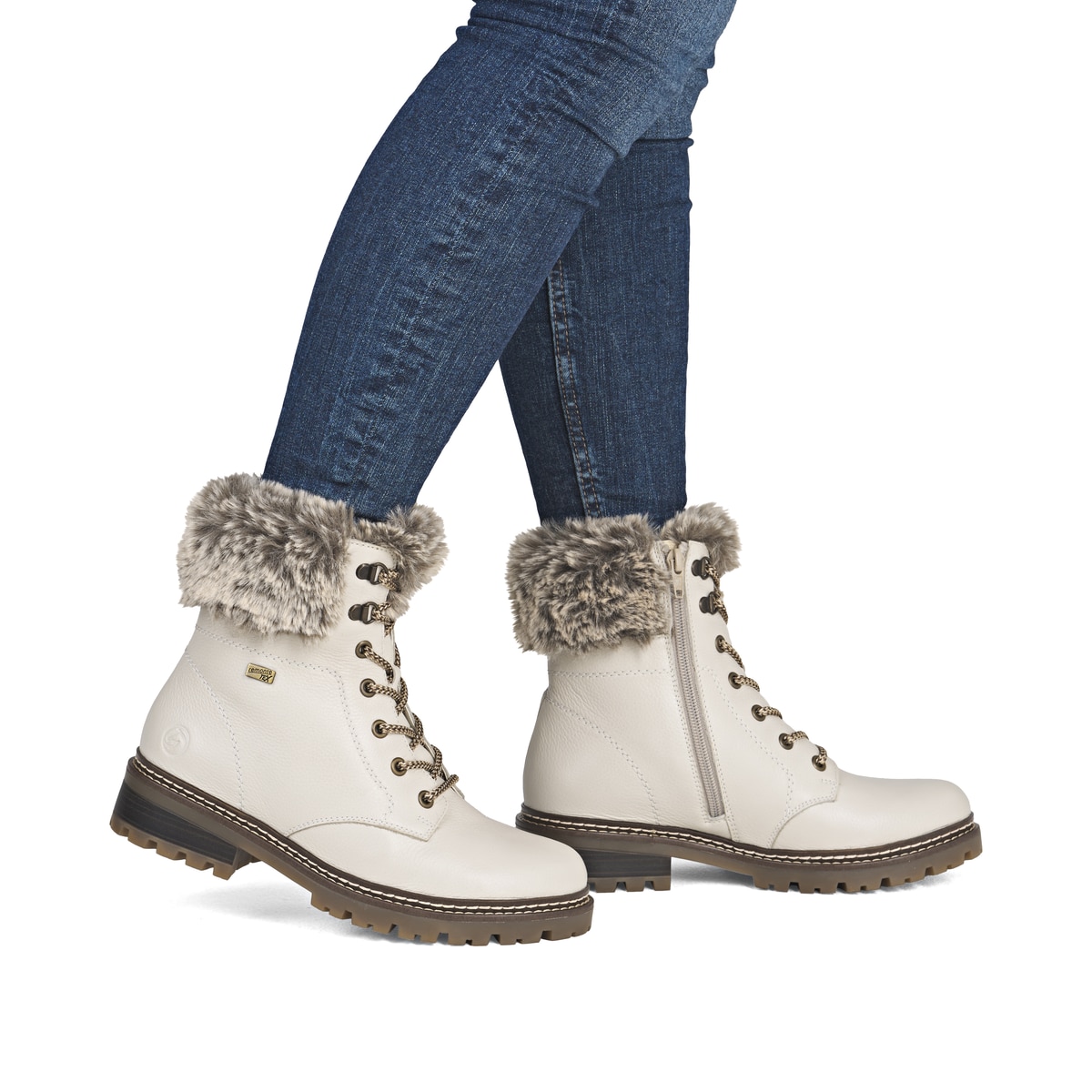 Weiße remonte Damen Schnürstiefel D0B74-80 mit wasserabweisender TEX-Membran. Schuh am Fuß.
