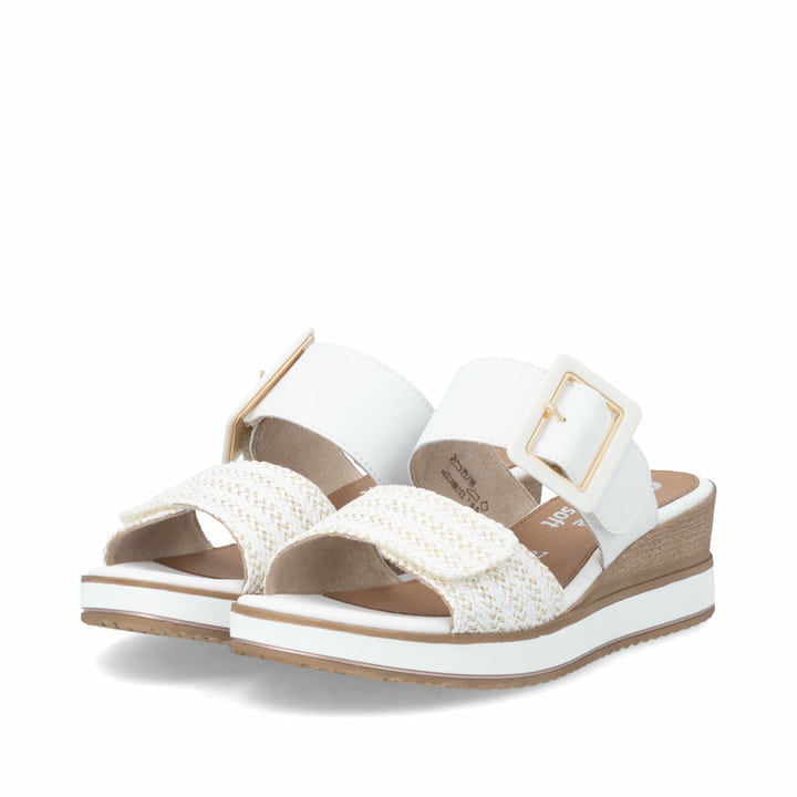 Weiße remonte Damen Pantoletten D6463-80 mit trendiger Schnalle. Schuhpaar seitlich schräg.