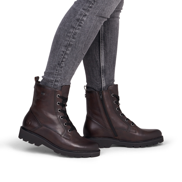 Dunkelbraune remonte Damen Schnürstiefel D3S71-25. Schuh am Fuß.