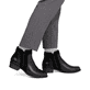 Stahlschwarze remonte Damen Stiefeletten D6893-02 mit stylischer Dekonaht. Schuh am Fuß.