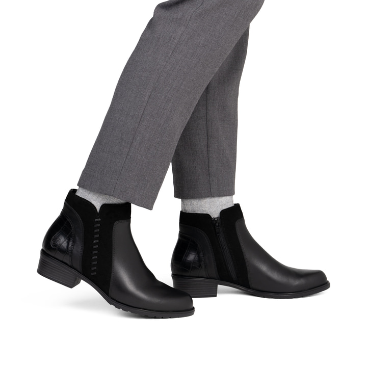 Stahlschwarze remonte Damen Stiefeletten D6893-02 mit stylischer Dekonaht. Schuh am Fuß.