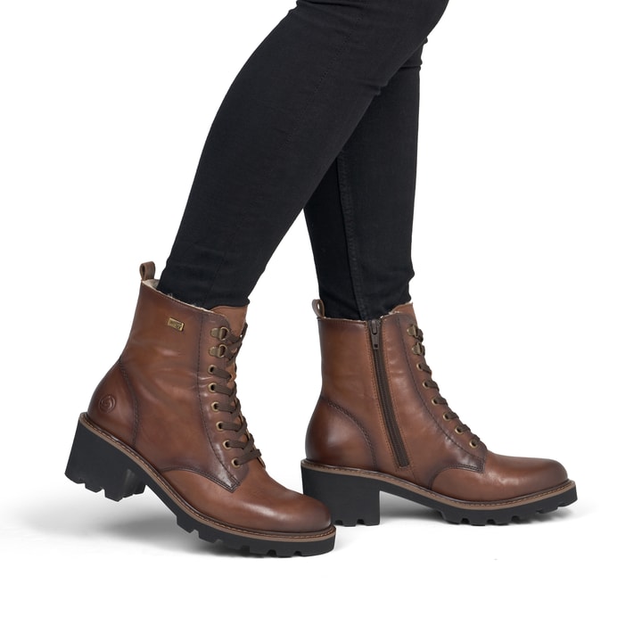 Braune remonte Damen Schnürstiefel D0A81-24 mit wasserabweisender TEX-Membran. Schuh am Fuß.