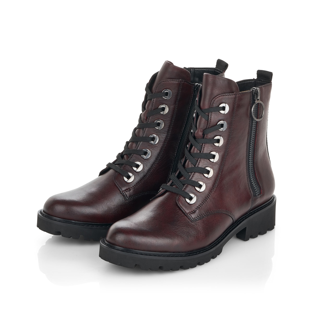 Rote remonte Damen Biker Boots D8671-35 mit markanten Ösen sowie Reißverschluss. Schuhpaar seitlich schräg.