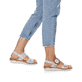 
Cremeweiße remonte Damen Riemchensandalen R6853-92 mit einer leichten Profilsohle. Schuh am Fuß
