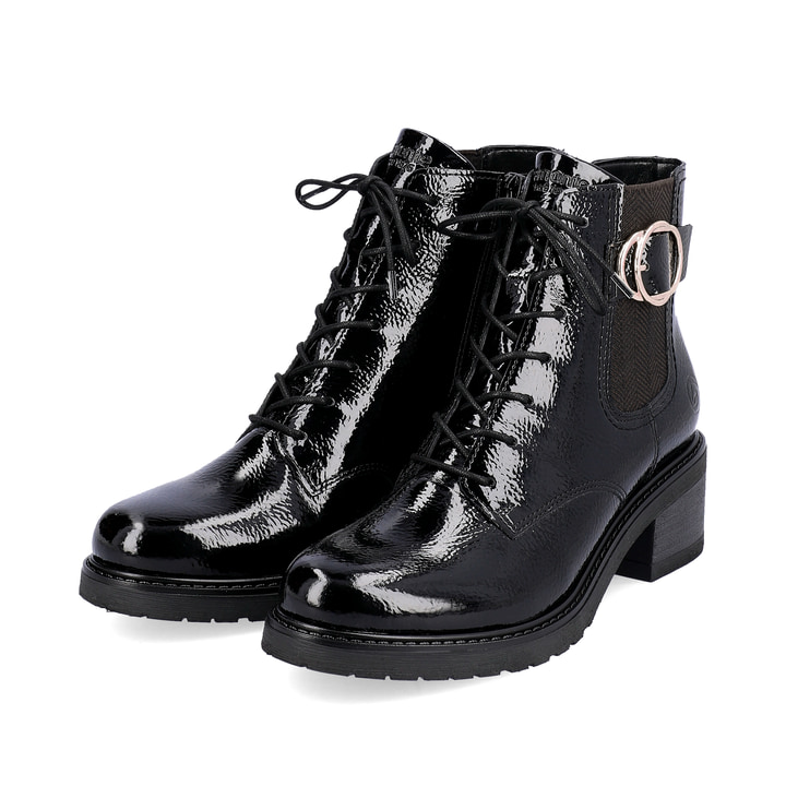 Glanzschwarze remonte Damen Biker Boots D1A72-01 mit Schnürung und Reißverschluss. Schuhpaar schräg.