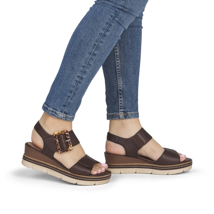 Dunkelbraune remonte Keilsandaletten D2L53-25 mit trendiger Schnalle. Schuh am Fuß.