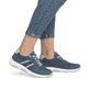 Blaue vegane remonte Damen Sneaker Low D1S04-14 mit einem Reißverschluss. Schuh am Fuß.