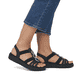 Schwarze vegane remonte Riemchensandalen D2073-02 mit einem Gummizug. Schuh am Fuß.