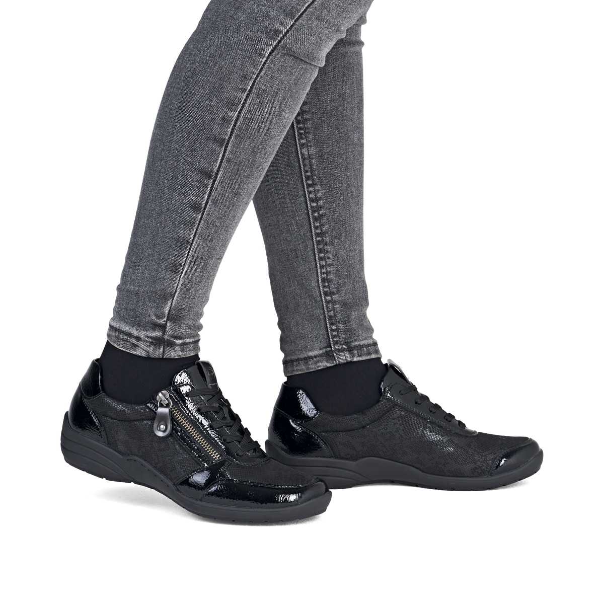Baskets basses remonte noires pour femme R7637-04 avec fermeture éclair. Chaussure au pied.