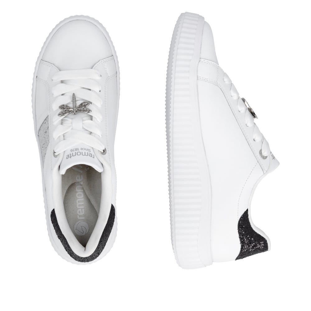 Weiße remonte Damen Schnürschuhe D3E02-80 mit dekorativem Schmuckdetail. Schuh von oben, liegend.