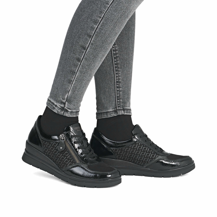 Schwarze remonte Damen Sneaker R0701-08 mit Reißverschluss sowie Komfortweite G. Schuh am Fuß.