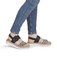 Sandales compensées remonte noires vegan pour femme D0Q62-03. Chaussure au pied.