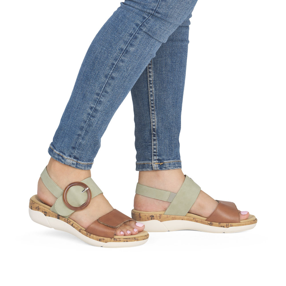 Braungrüne remonte Riemchensandalen R6853-24 mit trendiger Schnalle. Schuh am Fuß.