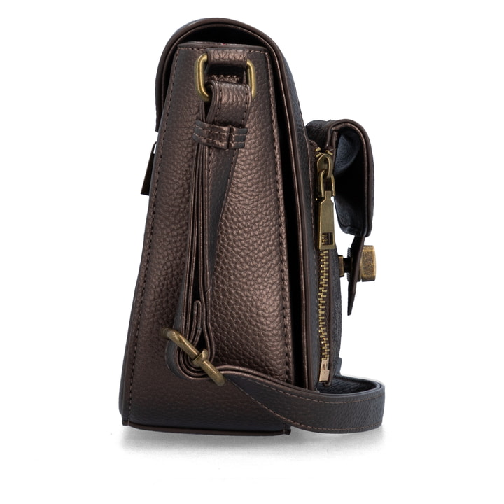 remonte Umhängetasche Q0723-90 in Metallic mit diebstahlsicherem Rückfach und einfacher Handhabung durch einen Überschlag mit Magnetverschluss. Rechtsseitig.