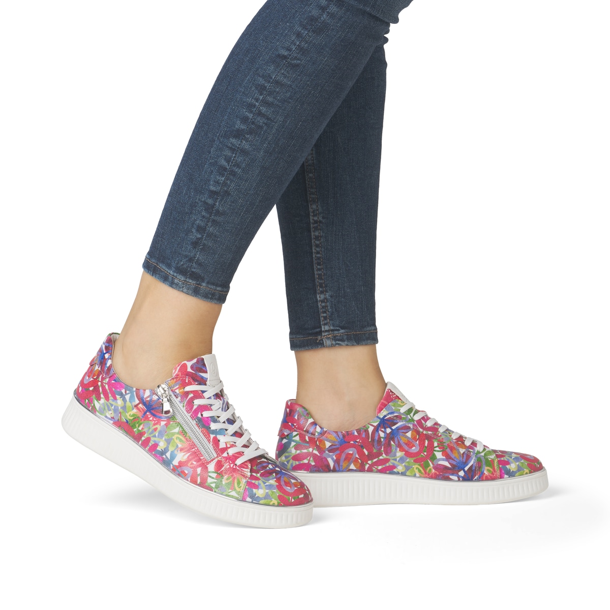 Mehrfarbige remonte Damen Sneaker Low D2E02-90 mit einem Reißverschluss. Schuh am Fuß.