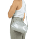 remonte Damen Handtasche Q0627-00 in Glanzschwarz aus Kunstleder mit Überschlag und Reißverschluss. Handtasche getragen.