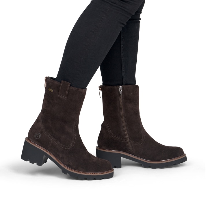 Dunkelbraune remonte Damen Kurzstiefel D0A82-25. Schuh am Fuß.