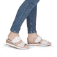 Weiße remonte Damen Pantoletten D6463-80 mit trendiger Schnalle. Schuh am Fuß.