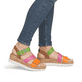 Mehrfarbige remonte Keilsandaletten D2P50-90 mit einem Klettverschluss. Schuh am Fuß.