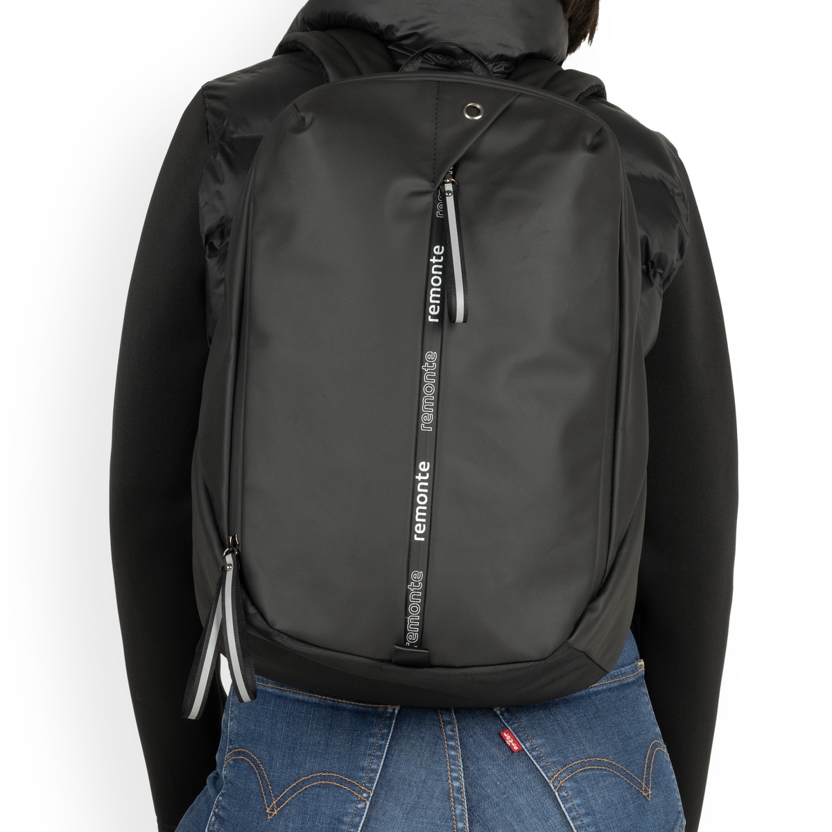 remonte Damen Rucksack Q0527-00 in Mattschwarz aus Textil mit Reißverschluss. Rucksack getragen.