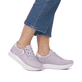 Lilane remonte Damen Sneaker D1302-30 mit Reißverschluss sowie Komfortweite G. Schuh am Fuß.