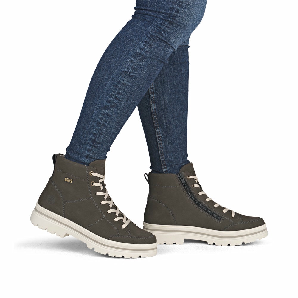 Graue remonte Damen Schnürstiefel D2U71-45 mit wasserabweisender TEX-Membran. Schuh am Fuß.