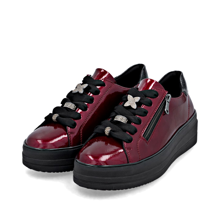 Rote remonte Damen Sneaker D1C09-35 mit dekorativem Schmuckdetail. Schuhpaar seitlich schräg.
