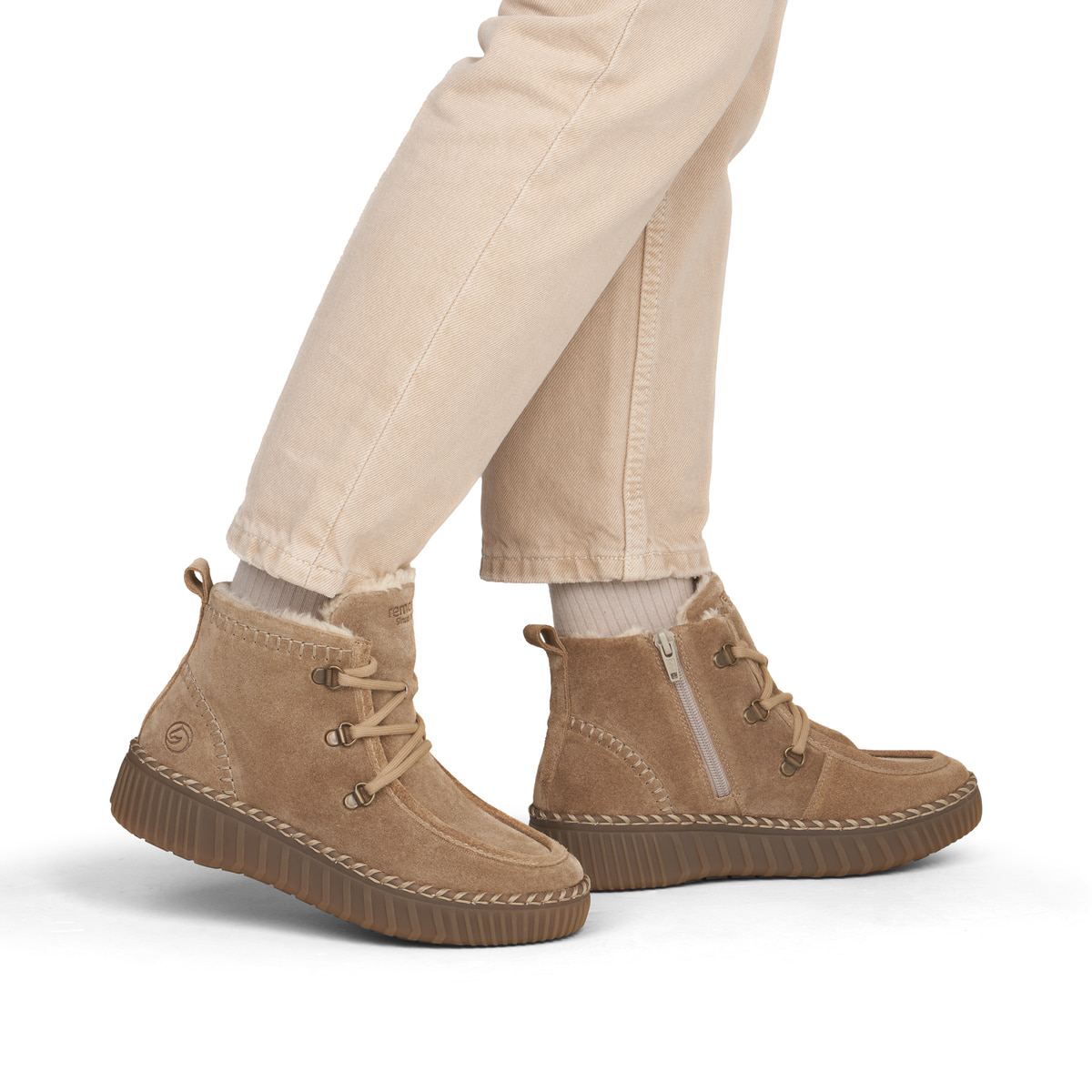 Camelfarbene remonte Damen Schnürstiefel D4A72-20 mit Mokassin-Optik. Schuh am Fuß.