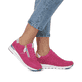 Rosane remonte Damen Sneaker R6705-31 mit Reißverschluss sowie Komfortweite G. Schuh am Fuß.