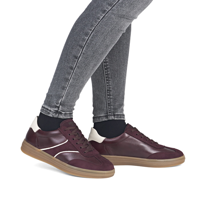 Baskets basses remonte rouges pour femme D2C05-33 avec lacets. Chaussure au pied.