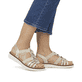 Beige vegane remonte Riemchensandalen D2073-60 mit einem Gummizug. Schuh am Fuß.