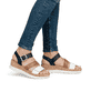 Schwarze remonte Keilsandaletten D2P50-03 mit einem Klettverschluss. Schuh am Fuß.