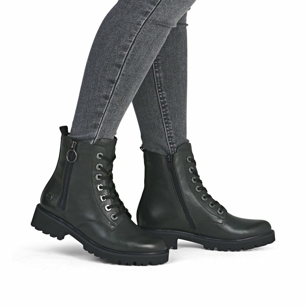 Dunkelgrüne remonte Damen Schnürstiefel D8671-56 mit einem Reißverschluss. Schuh am Fuß.