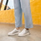 Weiße remonte Damen Sneaker Low D2E03-80 mit Reißverschluss sowie Komfortweite G. Schuh am Model.