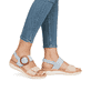 Blaue remonte Riemchensandalen R6853-12 mit einem Klettverschluss. Schuh am Fuß.
