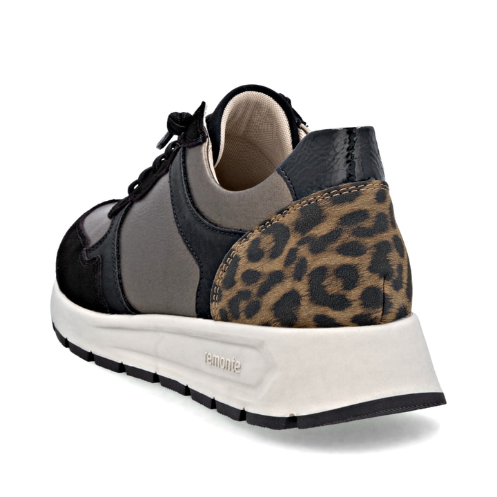 Metallische remonte Damen Sneaker D2G06-90 mit Leo-Print sowie einer Schnürung. Schuh von hinten.