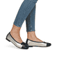 Metallische remonte Ballerinas D0K12-90 mit einer herausnehmbaren Einlegesohle. Schuh am Fuß.
