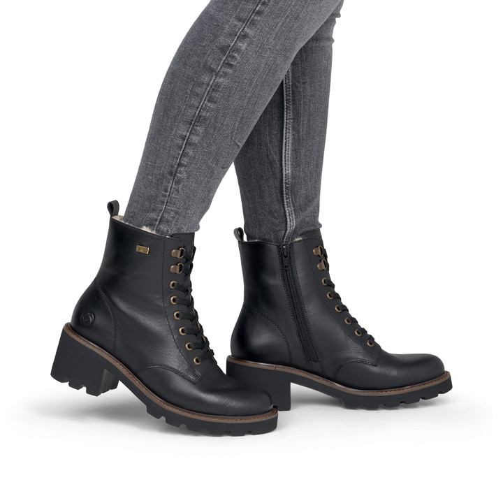 Schwarze remonte Damen Schnürstiefel D0A81-03 mit wasserabweisender TEX-Membran. Schuh am Fuß.