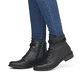 
Glanzschwarze remonte Damen Biker Boots D0F74-01 mit Schnürung und Reißverschluss. Schuh am Fuß
