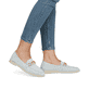 Blaue remonte Damen Loafer D2F00-12 mit Gummizug sowie gepolsterter Einlegesohle. Schuh am Fuß.