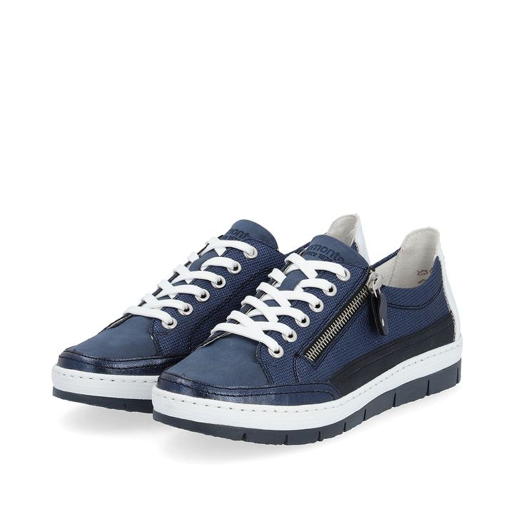 Blaue remonte Damen Sneaker Low D5826-15 mit einem Reißverschluss. Schuhpaar seitlich schräg.