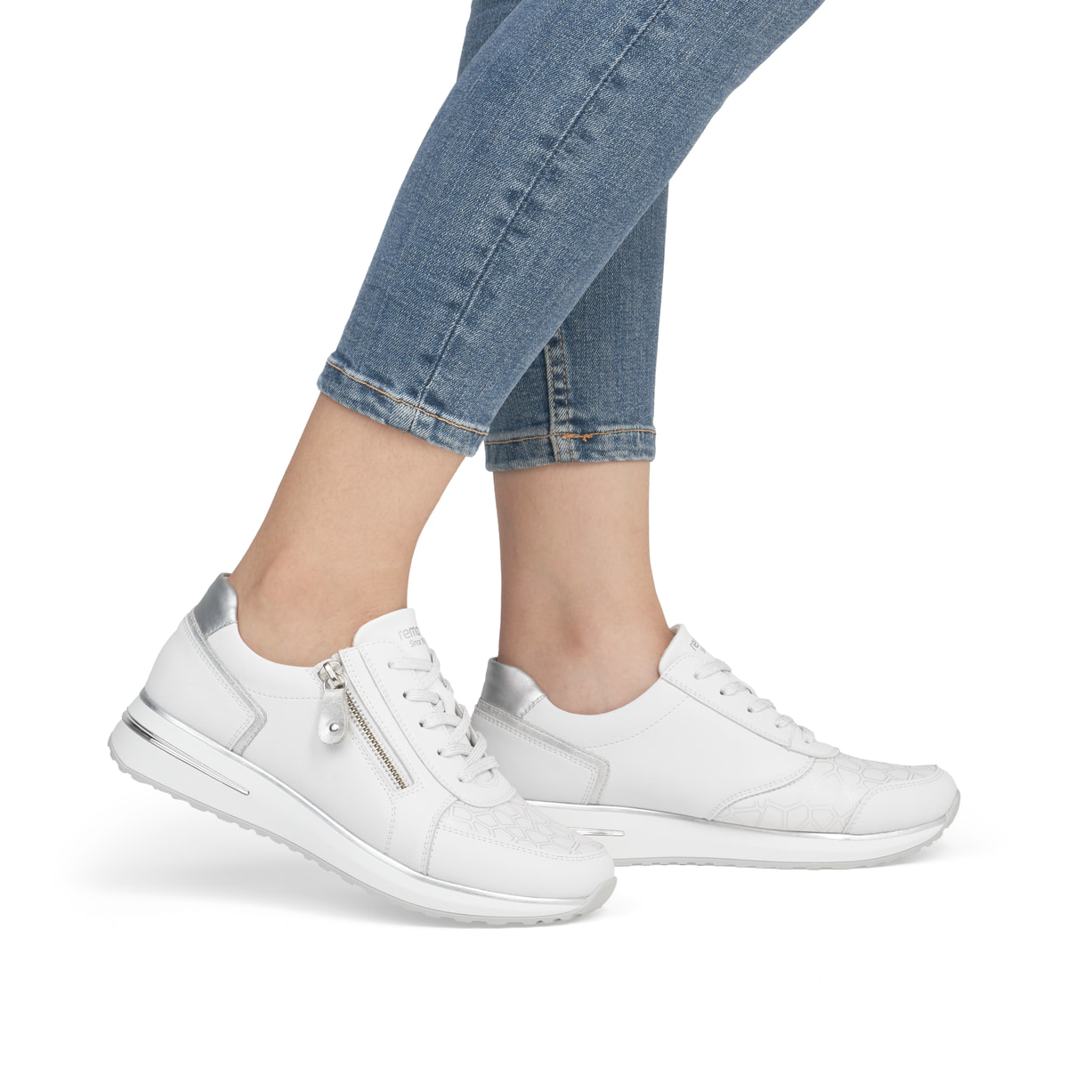 Weiße remonte Damen Sneaker Low D1G10-80 mit einem Reißverschluss. Schuh am Fuß.