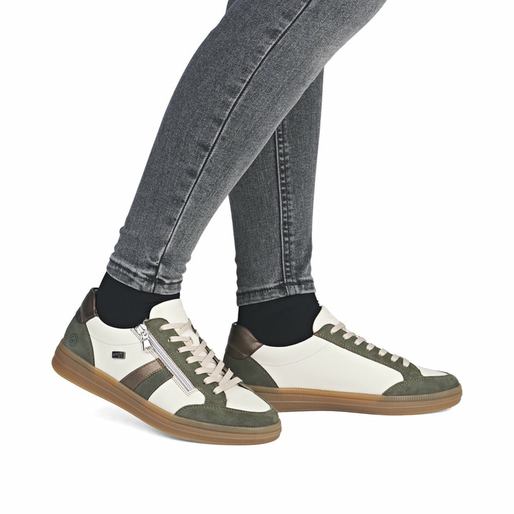 Beige remonte Damen Sneaker D2C04-60 mit wasserabweisender remonteTEX-Membran. Schuh am Fuß.