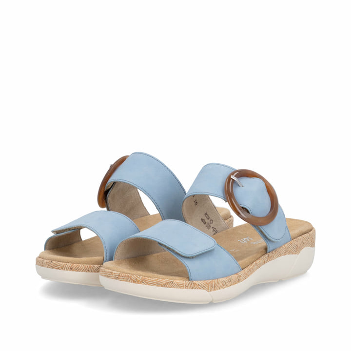 Blaue remonte Damen Pantoletten R6858-10 mit trendiger Schnalle. Schuhpaar seitlich schräg.