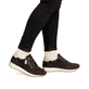 Dunkelbraun-beige remonte Damen Sneaker D0H19-25 mit einem Reißverschluss. Schuh am Fuß.