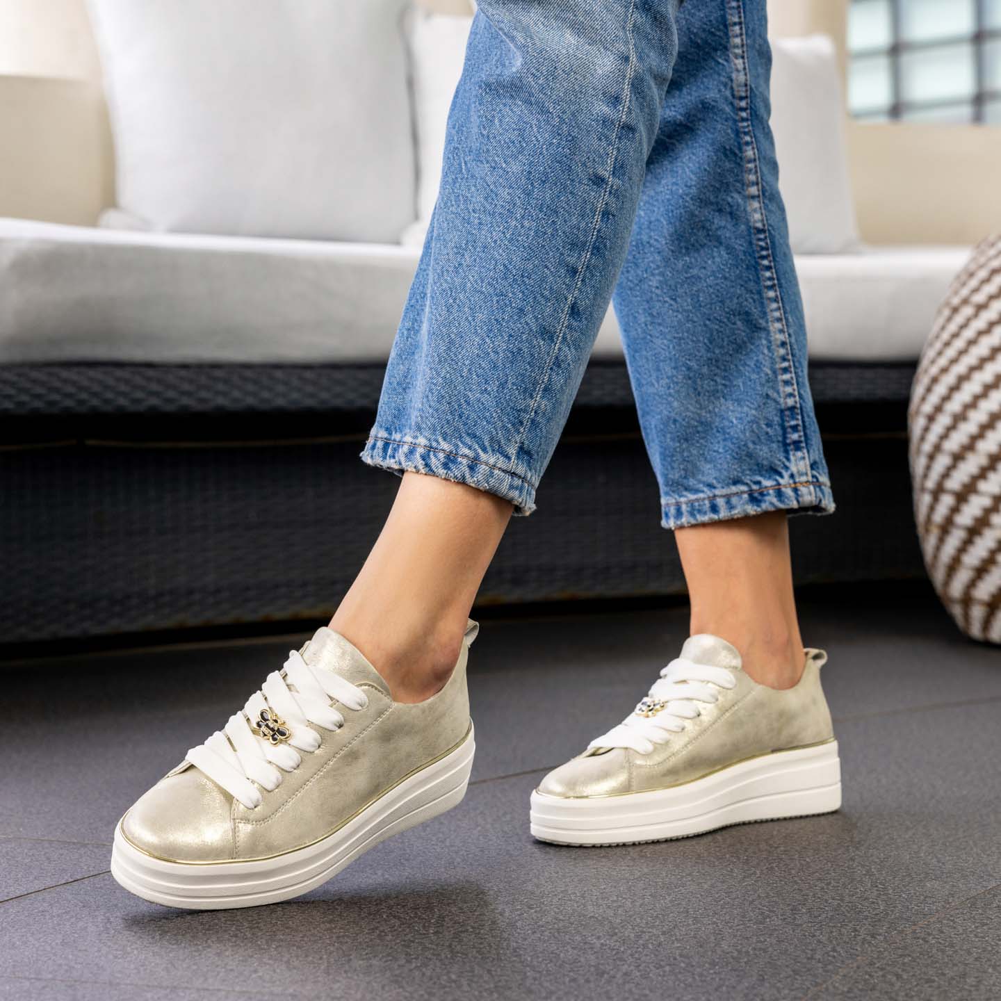 Goldene remonte Damen Sneaker Low D1C03-60 mit Schnürung sowie Komfortweite G. Schuh am Model.