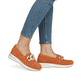 Orangene remonte Damen Loafer D1G11-38 mit einem Gummizug. Schuh am Fuß.