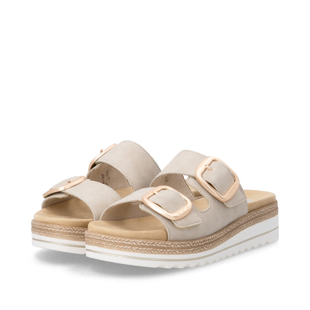 Beige remonte Damen Pantoletten D0Q66-62 mit trendiger Schnalle. Schuhpaar seitlich schräg.