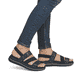 Schwarze remonte Riemchensandalen D1J59-03 mit einem Gummizug. Schuh am Fuß.
